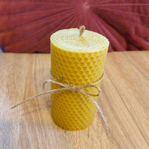 Świeca z węzy pszczelej 10 cm x 5,5 cm Świeca z węzy pszczelej 10 cm x 5,5 cm