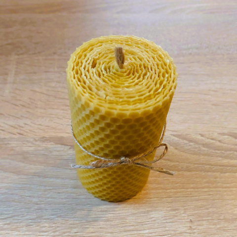 Świeca z węzy pszczelej 10 cm x 5,5 cm Świeca z węzy pszczelej 10 cm x 5,5 cm
