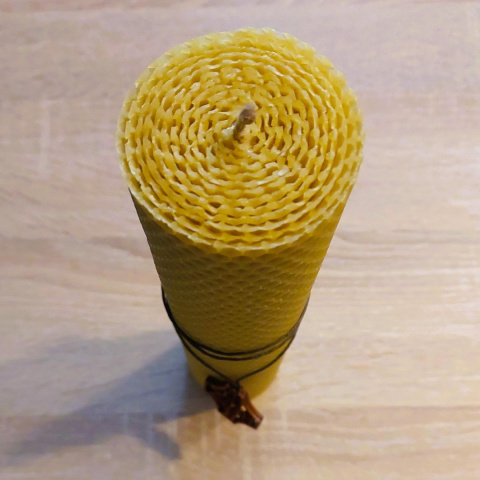 Świeca z węzy pszczelej duża 26 cm x 5,5 cm z zawieszką FOS-ZOE Świeca z węzy pszczelej duża 26 cm x 5,5 cm z zawieszką FOS-ZOE